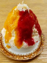 Japanisches Eis Mit Erdbeer-mangosoße